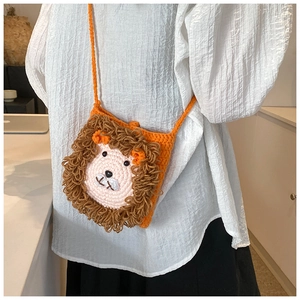 Vue détaillée du sac à bandoulière lion tricoté à la main montrant la texture du crochet