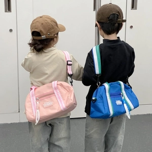 Sac bandoulière enfant en tissu Oxford avec sangles rayées en couleurs rose et bleu
