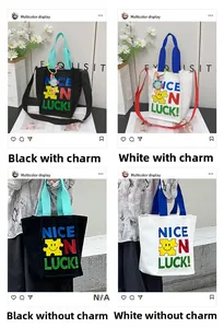 Détail du sac cabas en toile avec imprimé 'NICE LUCK!', smiley puzzle et anses colorées