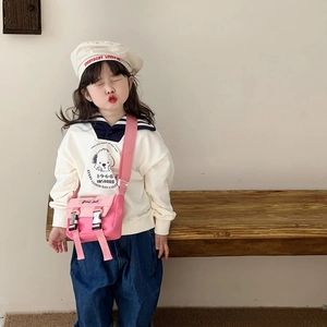 Kinder Umhängetasche im Colorblocking Design mit Bestickung und Doppelverschluss