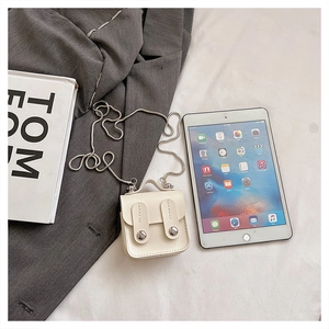 Mini sac bandoulière beige en similicuir avec chaîne argentée et iPad pour la taille