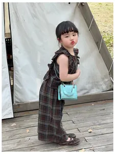 Mini sac carré bleu métallique assorti avec un ensemble à carreaux pour enfant