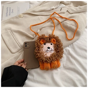 Vue détaillée du sac à bandoulière lion tricoté main avec texture de crinière et sangle