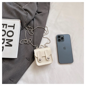 Mini sac bandoulière enfant blanc crème avec rivets argentés et fine chaîne serpent