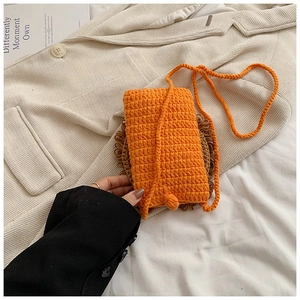 Détail d'un sac bandoulière lion crocheté à la main avec franges marron et orange