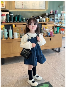 Détail d'un petit sac carré enfant en cuir verni brillant noir avec bandoulière chaîne