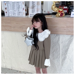Détail de robe plissée marron café pour fille avec grand col en dentelle et sac étoile argenté