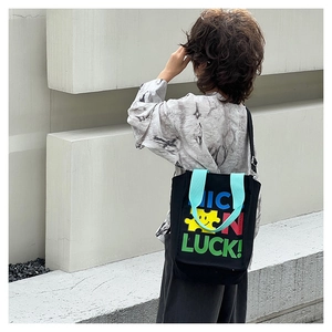 Détail du sac cabas enfant en toile avec imprimé Luck et bandoulière réglable