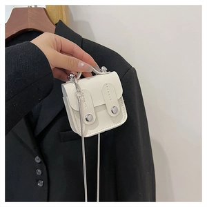 Détail du mini sac bandoulière en cuir PU blanc avec sa chaîne métallique argentée