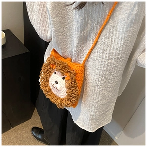 Sac bandoulière lion en laine tricotée pour enfants porté par un petit mannequin