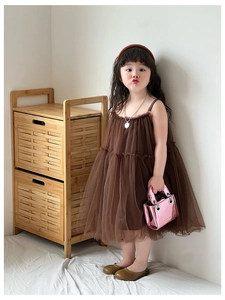Détail de l'ourlet en tulle multicouche sur une robe d'été marron pour fillettes