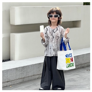 Détail de mode enfant avec chemise tie-dye, pantalon large et sac cabas en toile