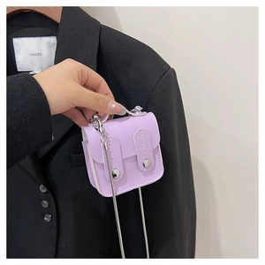 Détail du mini sac bandoulière en cuir PU violet avec chaîne argentée et doubles pressions