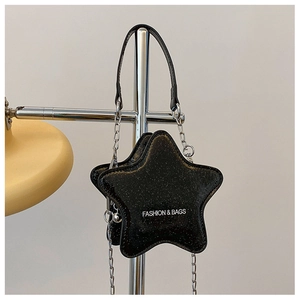 Détail du sac bandoulière étoile en paillettes avec chaîne argentée et texte mode