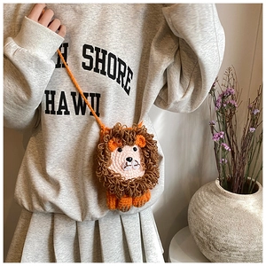 Gros plan sur le sac à bandoulière lion crocheté à la main avec détails de tricot en 3D