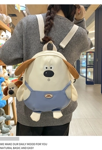 Dettaglio di uno zaino a forma di cane cartone animato con ricami e orecchie in 3D