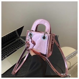 Détail du mini sac bandoulière rose métallisé avec finition brillante et anses à maillons