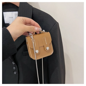 Vue détaillée du mini sac bandoulière en cuir marron avec surpiqûres et chaîne argentée