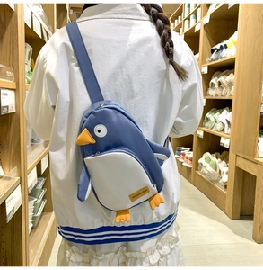Detail der Pinguin-Umhängetasche aus strapazierfähigem blau-weißem Nylongewebe
