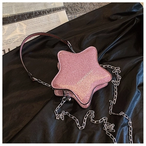 Détail du sac bandoulière enfant rose pailleté en forme d'étoile avec chaîne argentée