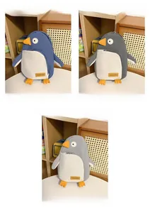 Detailansicht der kreativen Pinguin-Umhängetaschen aus Nylon in Blau und Grautönen