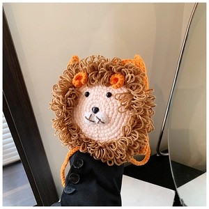 Détail d'un sac lion au crochet fait main pour enfants avec laine texturée orange et brune