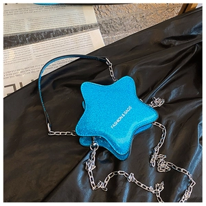 Détail du sac enfant en forme d'étoile bleue pailletée avec chaîne argentée brillante
