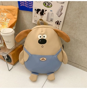 Dettaglio dello zaino in tela a forma di cane con orecchie 3D e decorazione blu