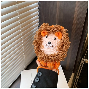 Gros plan d'un sac à bandoulière lion au crochet fait main avec texture de fil orange vif