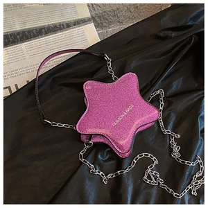 Vue détaillée d'un sac étoile rose à paillettes avec texte mode et bandoulière chaîne