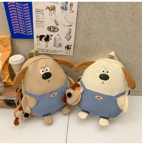 Dettaglio dello zaino a forma di cane con design a salopette e mini portamonete coordinato