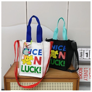 Détail de sacs en toile avec imprimé coloré Nice Luck et motif de visage souriant