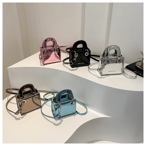 Détail de mini sacs bandoulière en cuir verni brillant dans cinq couleurs métalliques