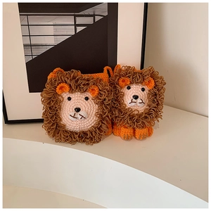 Détail du sac bandoulière lion crocheté à la main avec sa poupée peluche assortie