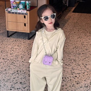Ensemble jogging jaune pour enfants avec sweat à capuche et mini sac bandoulière violet