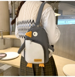 Nahaufnahme einer niedlichen Pinguin-Umhängetasche aus Nylon für Damen in Grau