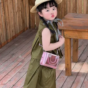 Sac à bandoulière enfant en cuir verni rose métallisé avec poignée ronde argentée