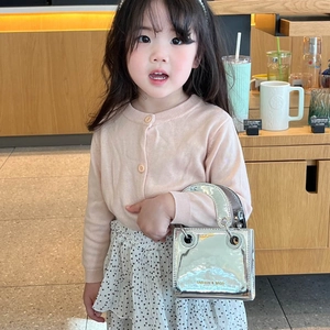 Petit sac à bandoulière argenté brillant pour enfant avec des détails en métal