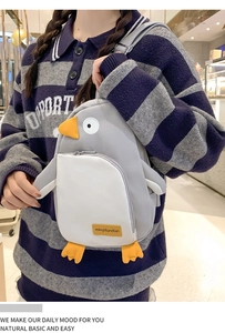 Detail der Pinguin-Umhängetasche aus Nylon mit Reißverschluss und Gurt