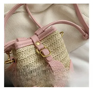 Détail de la texture en paille tressée avec cuir rose et finitions métalliques dorées