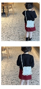 Détail d'un sac bandoulière en perles blanches pour enfant avec un rabat festonné chic