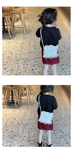 Détail d'un sac seau en perles blanches pour enfants dans un décor de café chaleureux