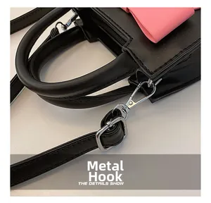 Dettaglio del gancio metallico argento e della tracolla in pelle per borsa bimbi