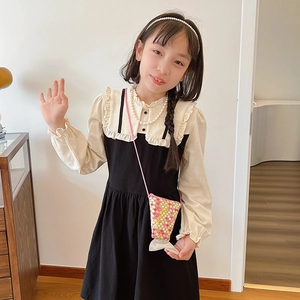 Robe fille beige et noire avec un sac bandoulière brillant en forme de queue de sirène