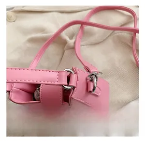 Détail de la quincaillerie en métal argenté et du cuir PU rose sur sac pour enfants