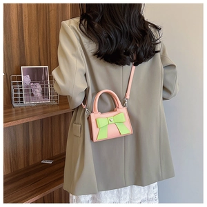 Mini borsa a tracolla rosa per bambini con fiocco verde e dettaglio a cuore