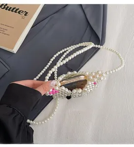Detail der Mini-Perlentasche aus weißen Harzperlen mit rosa Akzenten am Rand