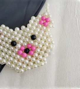 Detail eines handgefertigten Katzenhalsbands aus Perlen mit niedlichem Gesicht