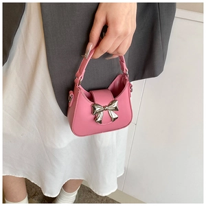 Détail du petit sac à main rose tendance avec nœud en métal argenté pour petites filles