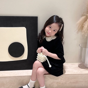 Elegant girls' black velvet long-sleeve dress with a white lace collar and pearl bag